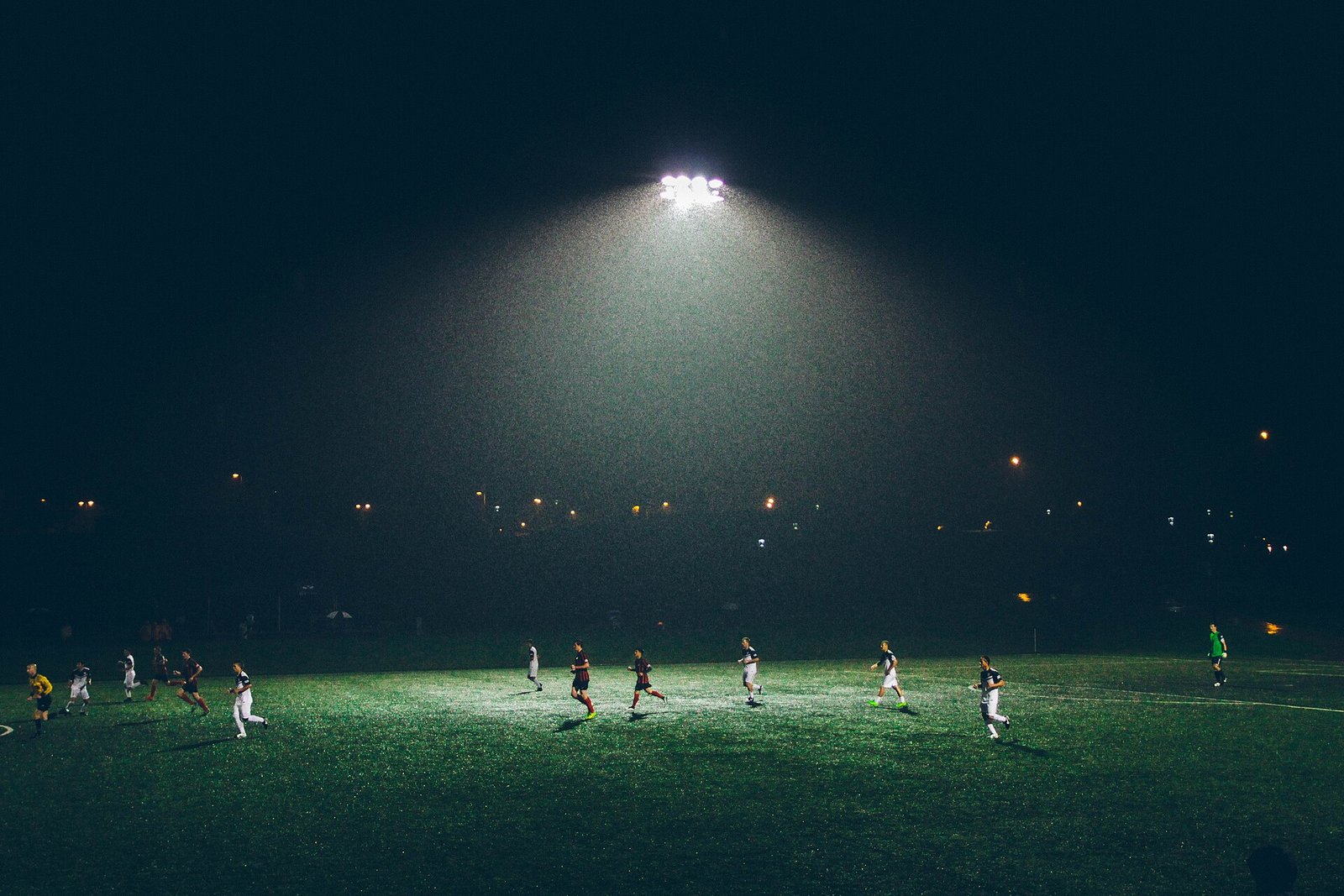 Terrain de football synthétique éclairé